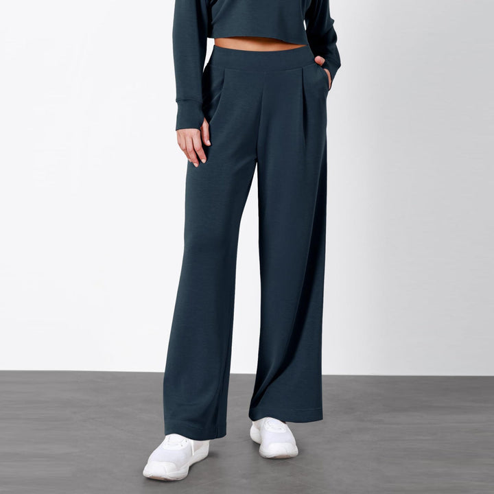 Pantaloni drappeggiati da donna a vita alta, gamba dritta. Un tocco di stile unico per ogni outfit.