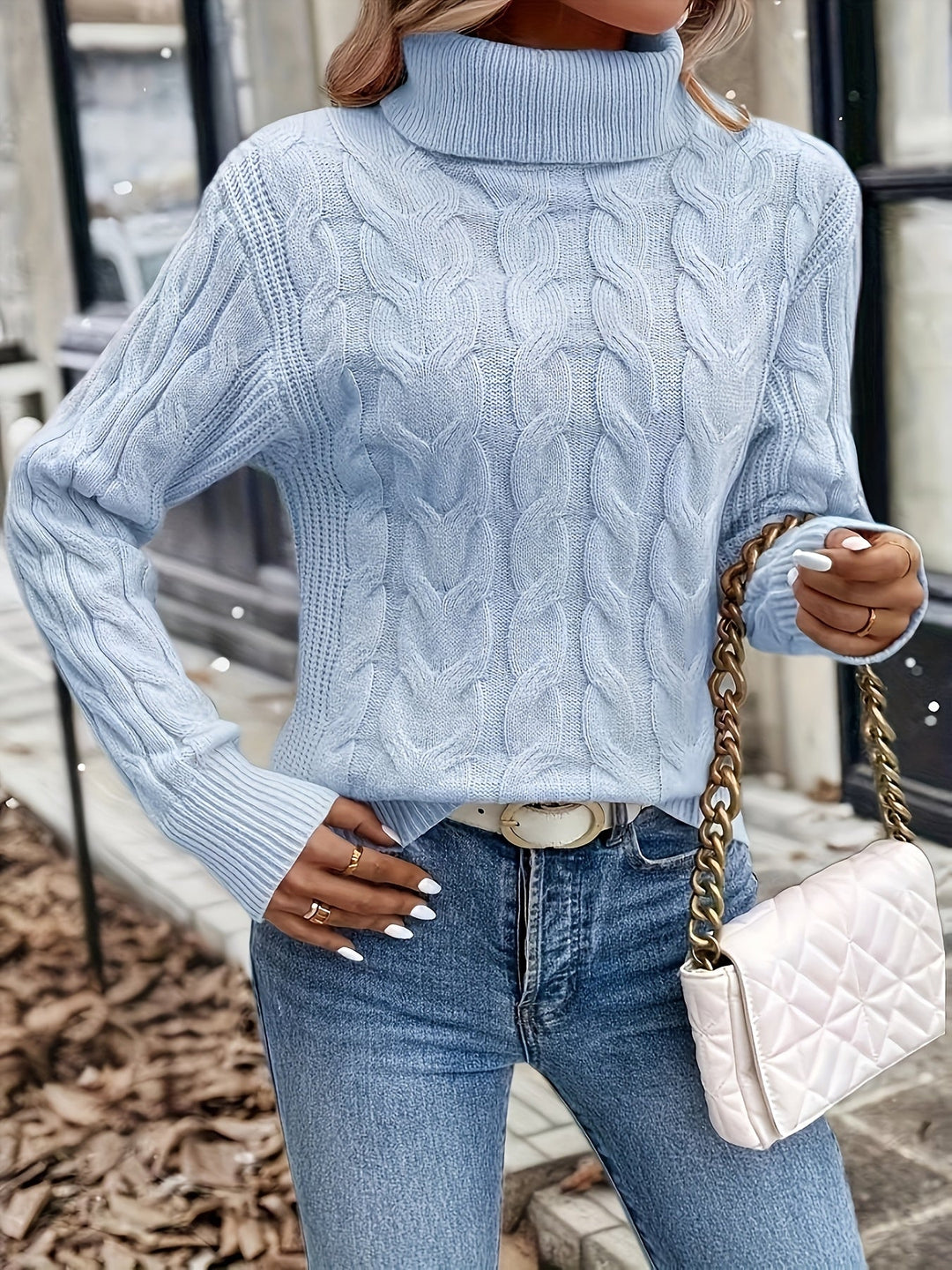 Pullover donna comodo a trecce, collo alto. Essenziale per il guardaroba invernale.