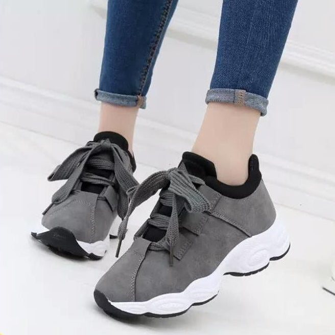 Scarpe da running donna con suola spessa, perfette per il quotidiano. Sneakers con lacci e punta tonda, stile casual.