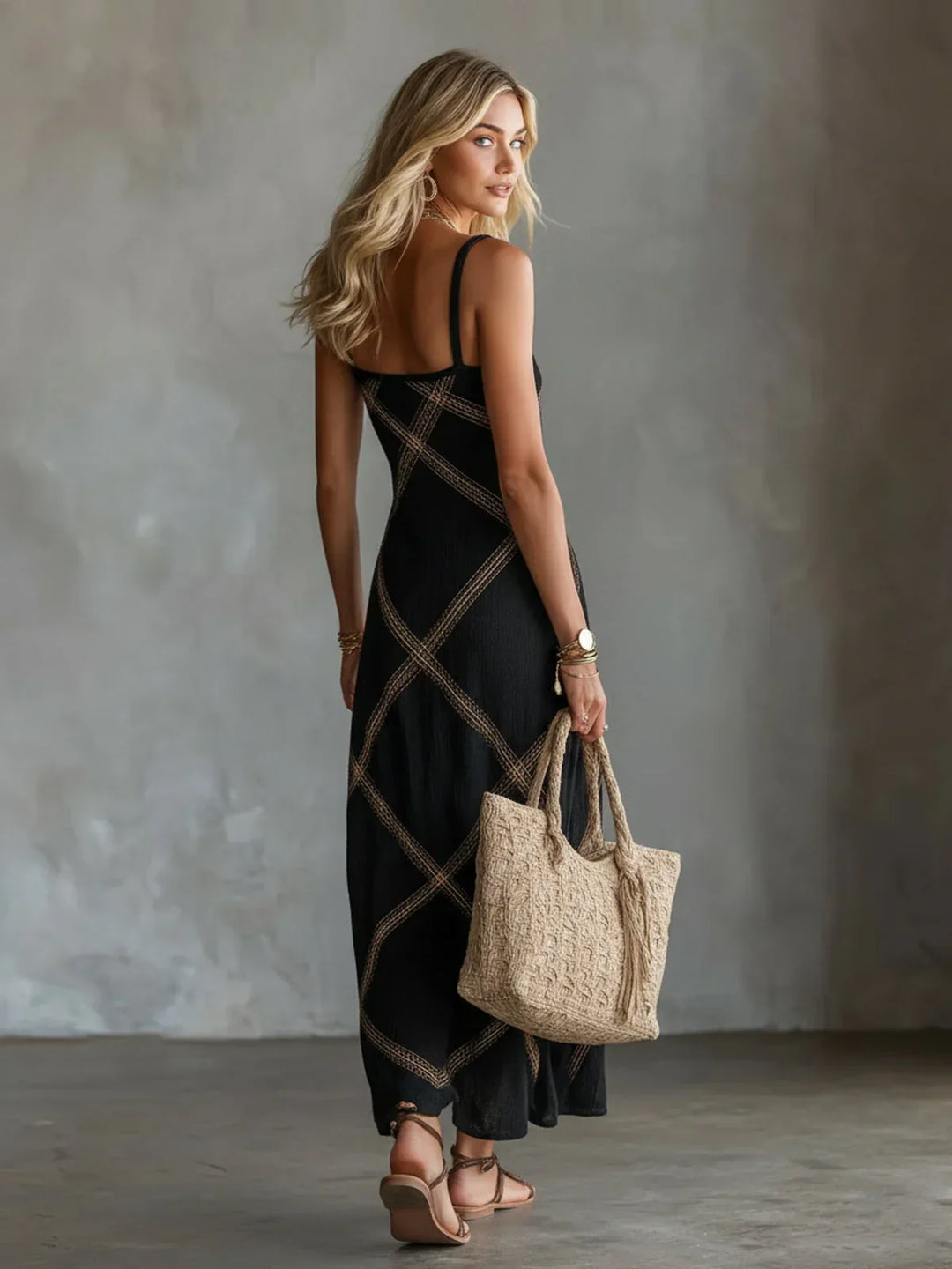 Vestito lungo donna estivo con spalline sottili e stampa geometrica. Un outfit fluido e versatile per l'estate.