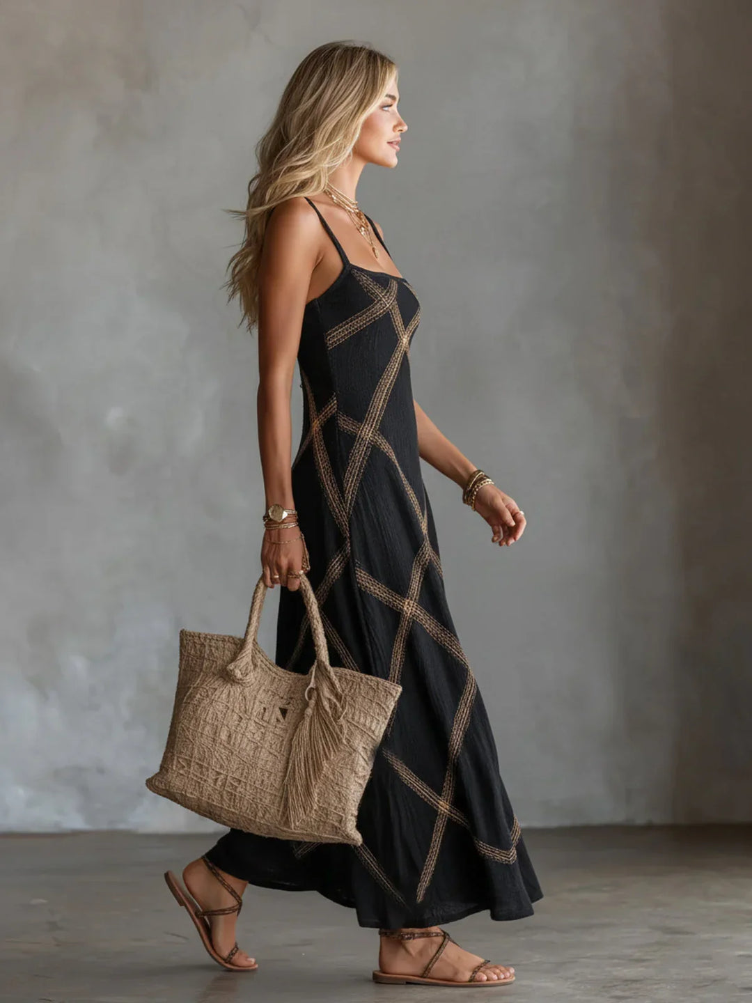 Modella indossa abito lungo estivo in poliestere leggero con motivo geometrico e spalline. Perfetto per il mare.