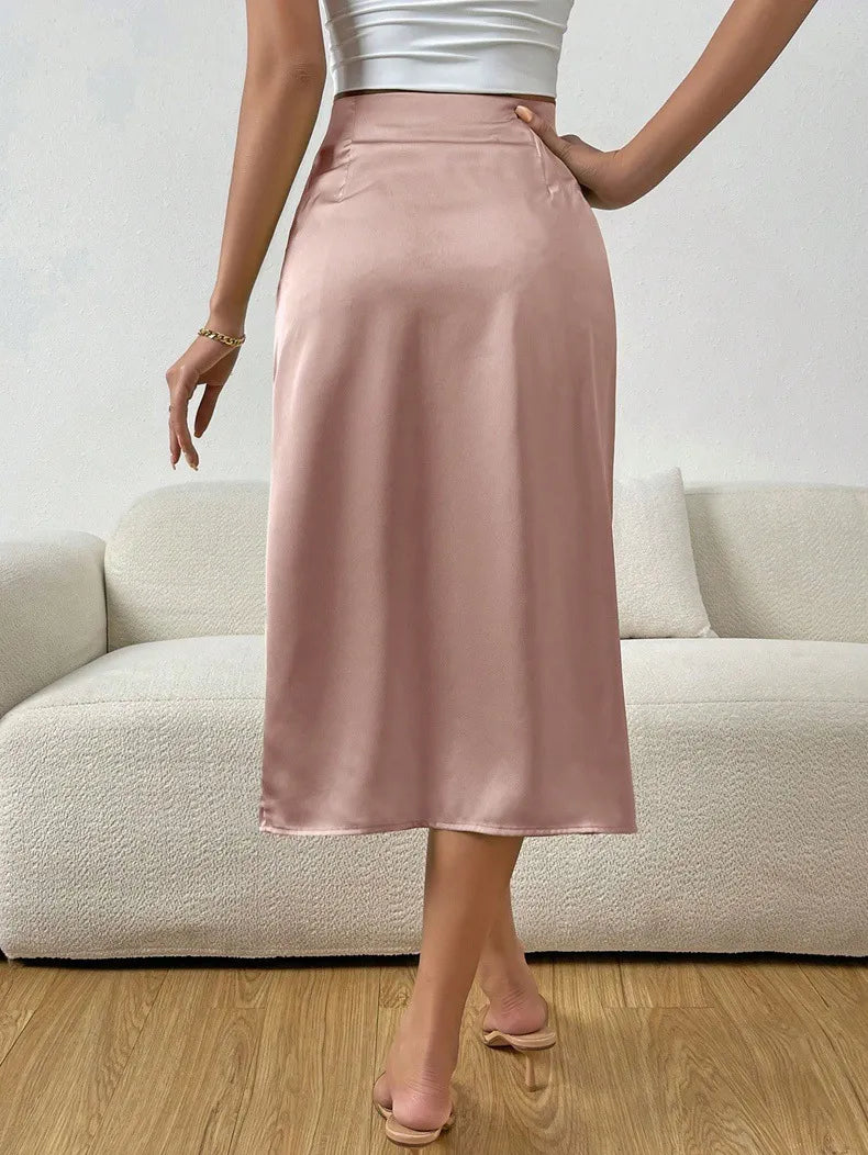Dettaglio gonna A-line pieghettata donna, che mostra lo spacco elegante.