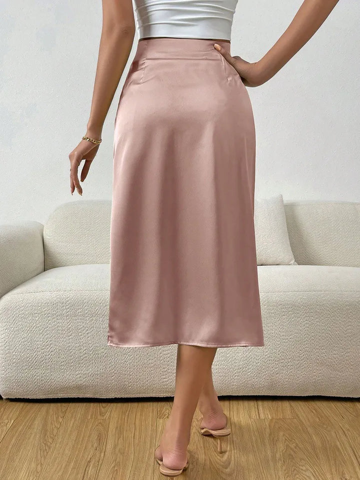 Dettaglio gonna A-line pieghettata donna, che mostra lo spacco elegante.