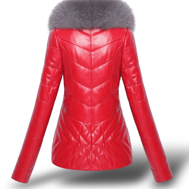 Morbido e caldo cappotto invernale donna, taglio corto ed elegante. Perfetto per affrontare il freddo con stile.
