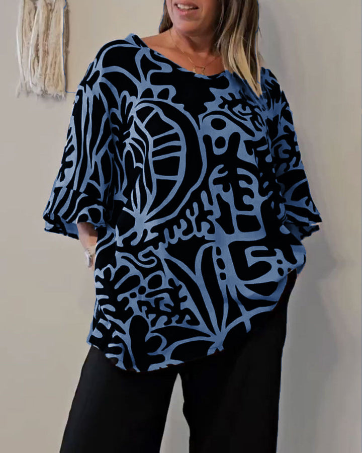 Moda donna: top ampio con stampa astratta primaverile. Maniche fluide offrono comfort e stile originale.