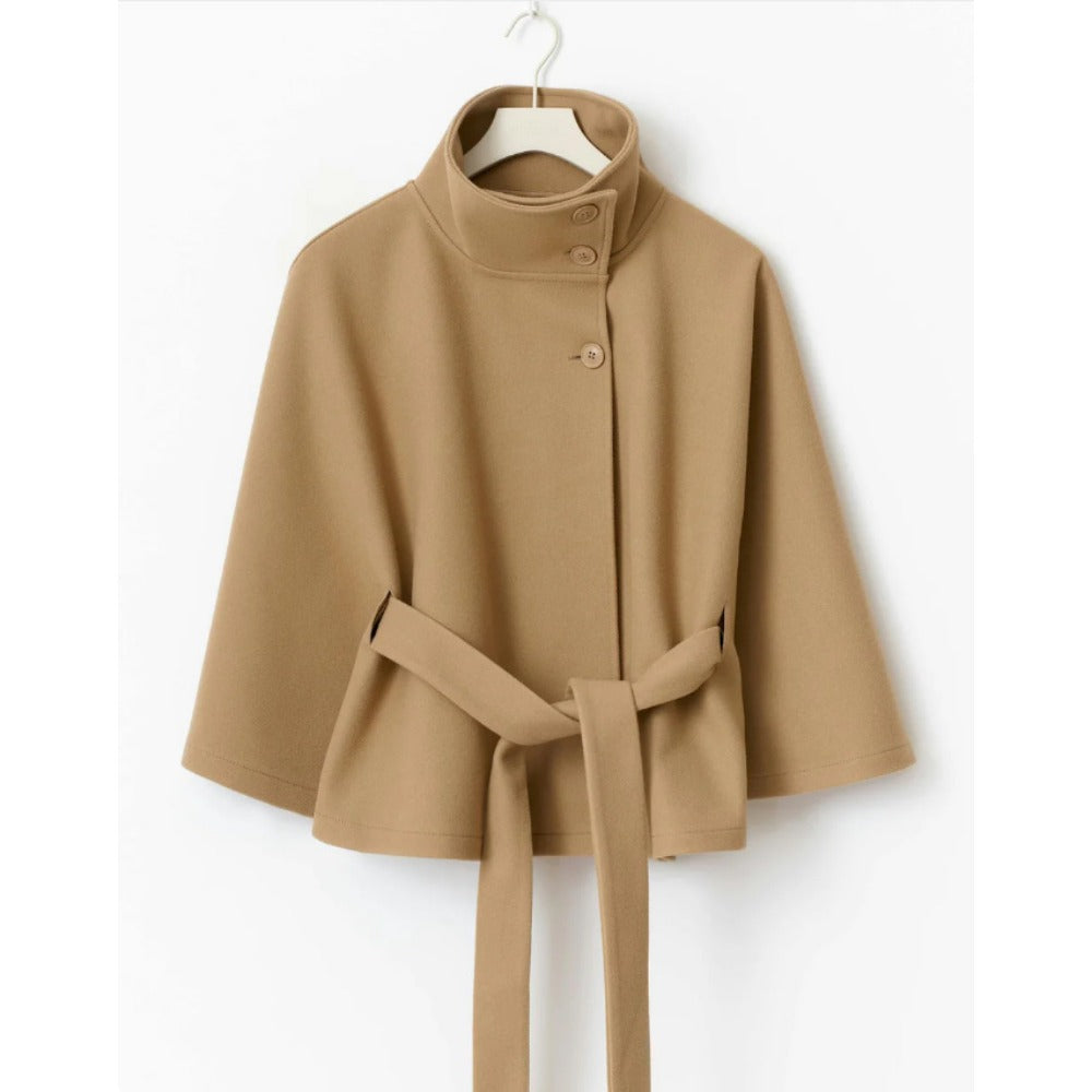 Cappotto donna elegante a mantella, ideale per l'inverno. Outwear femminile con collo alto per un look sofisticato.