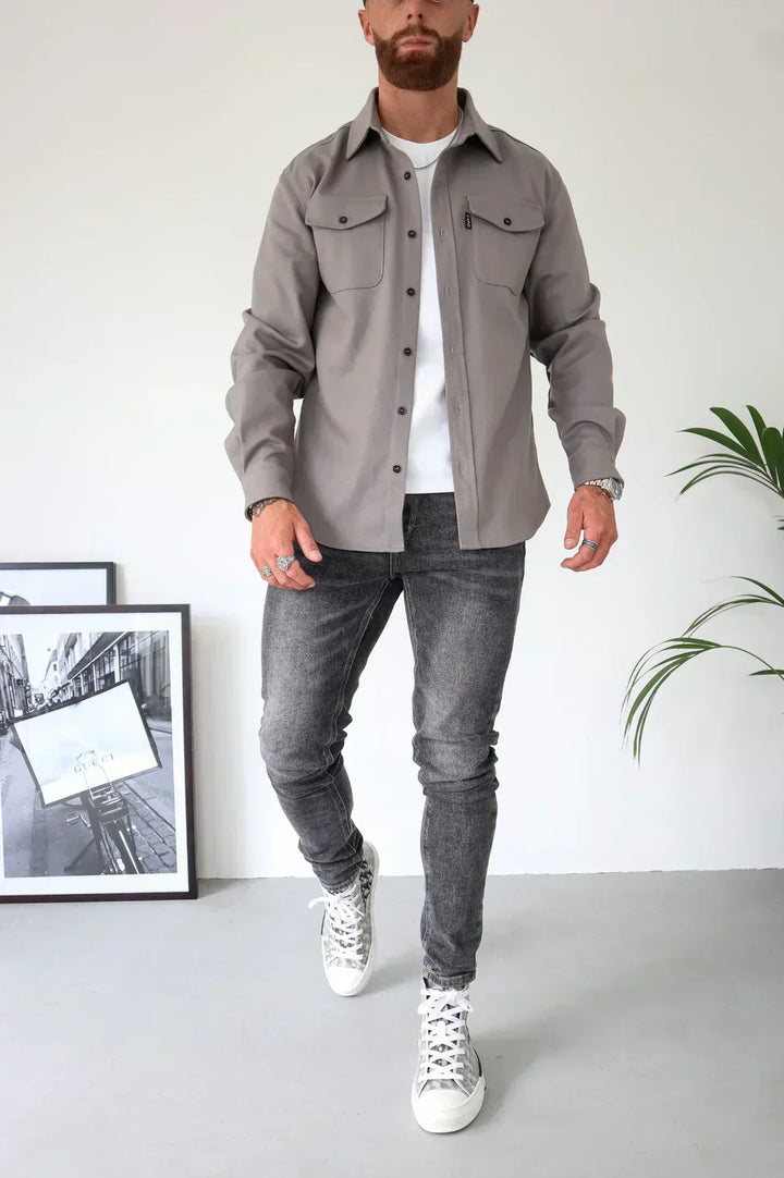 Camicia giacca uomo con bottoni, perfetta per l'autunno, design di moda.