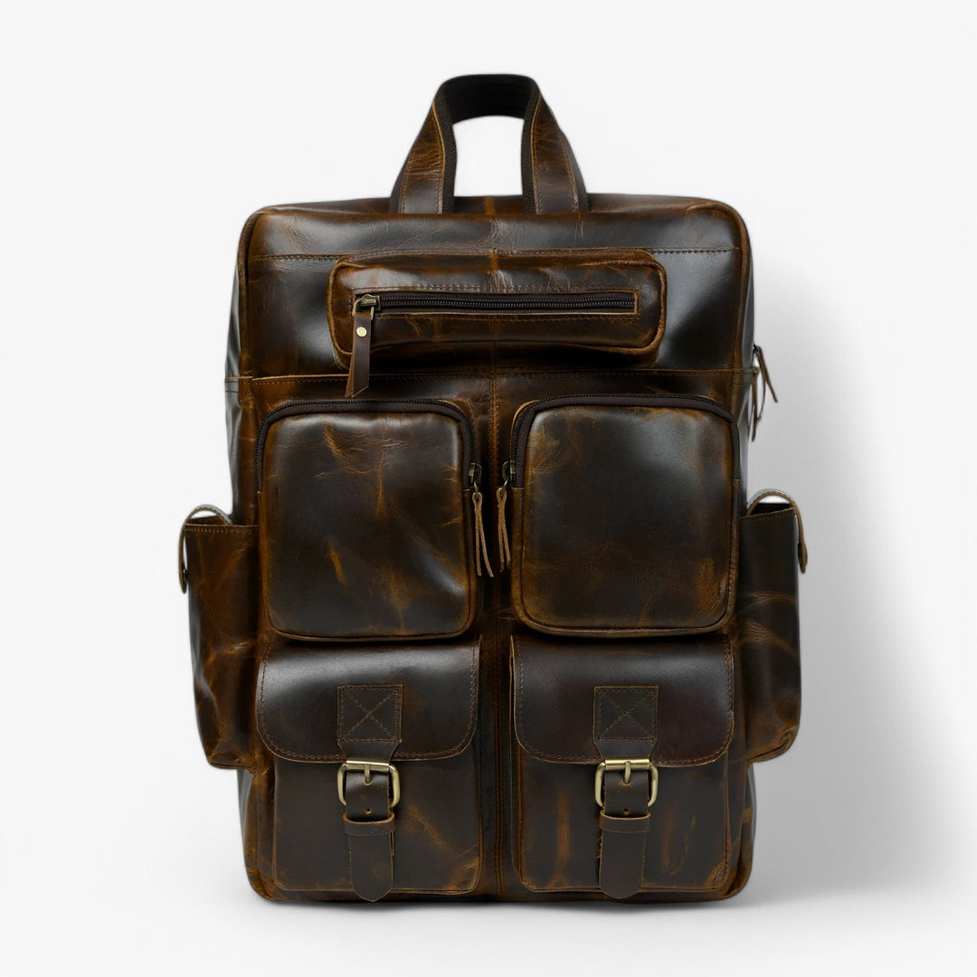 Dettaglio tasche esterne dello zaino marrone da uomo, perfette per organizzare gli effetti personali con praticità.