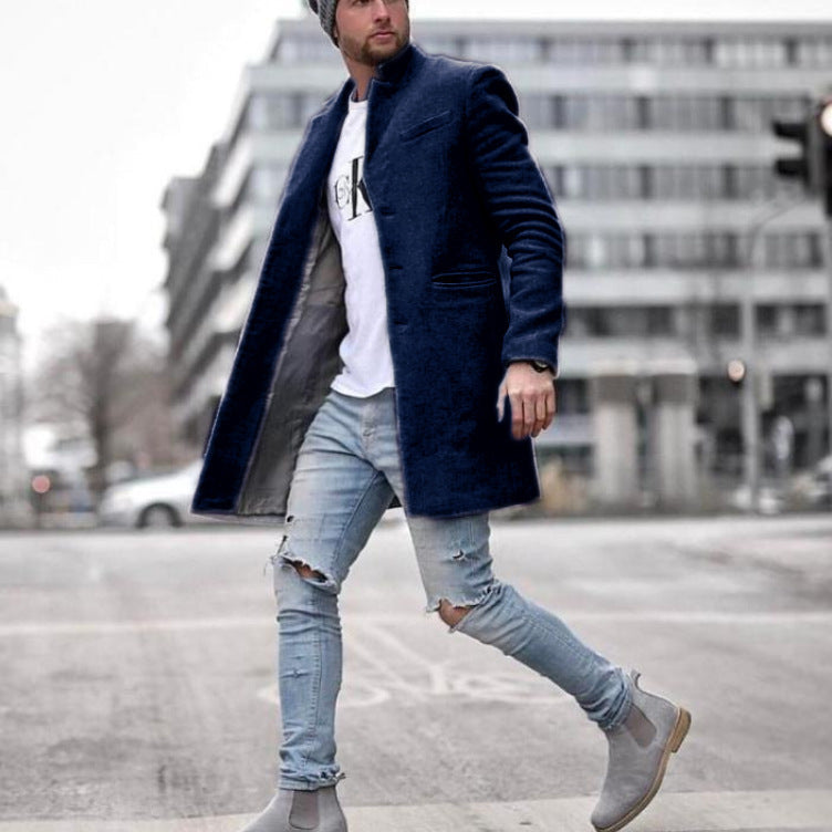 Elegante cappotto invernale uomo, taglio lungo monopetto in tinta unita, perfetto per un look sofisticato.