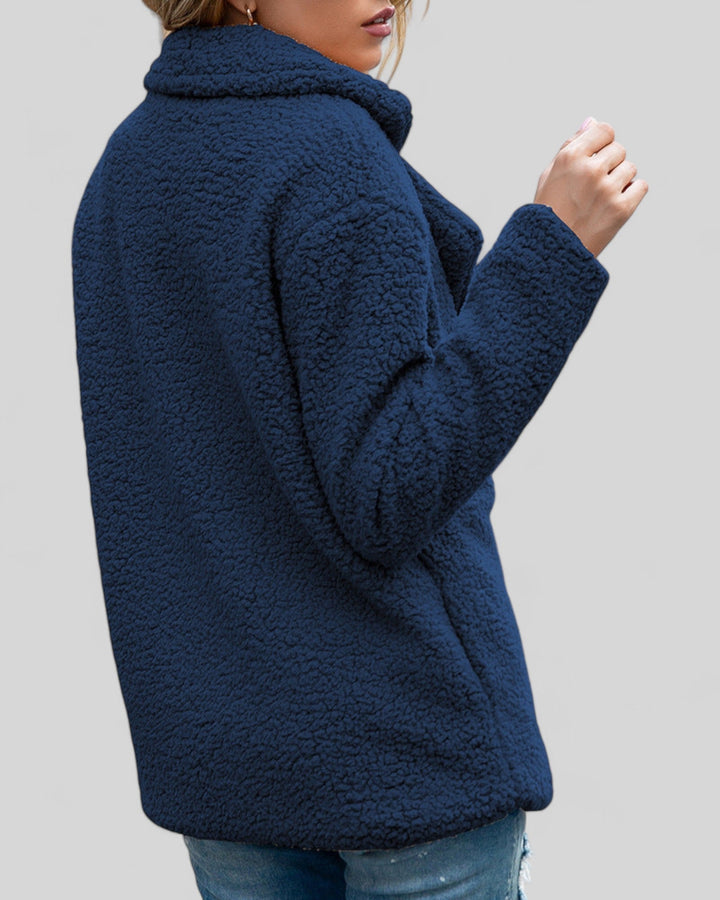 Moda donna: cappotto morbido ed elegante, un capispalla autunnale per stile e versatilità.