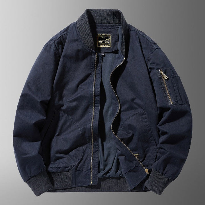 Giacca bomber uomo elegante e casual, capispalla versatile con collo alto. Perfetta per la moda uomo autunno/primavera.