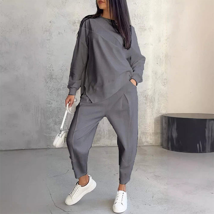 Completo moda donna con felpa rilassata asimmetrica e pantaloni morbidi. Ideale per tempo libero e streetwear.