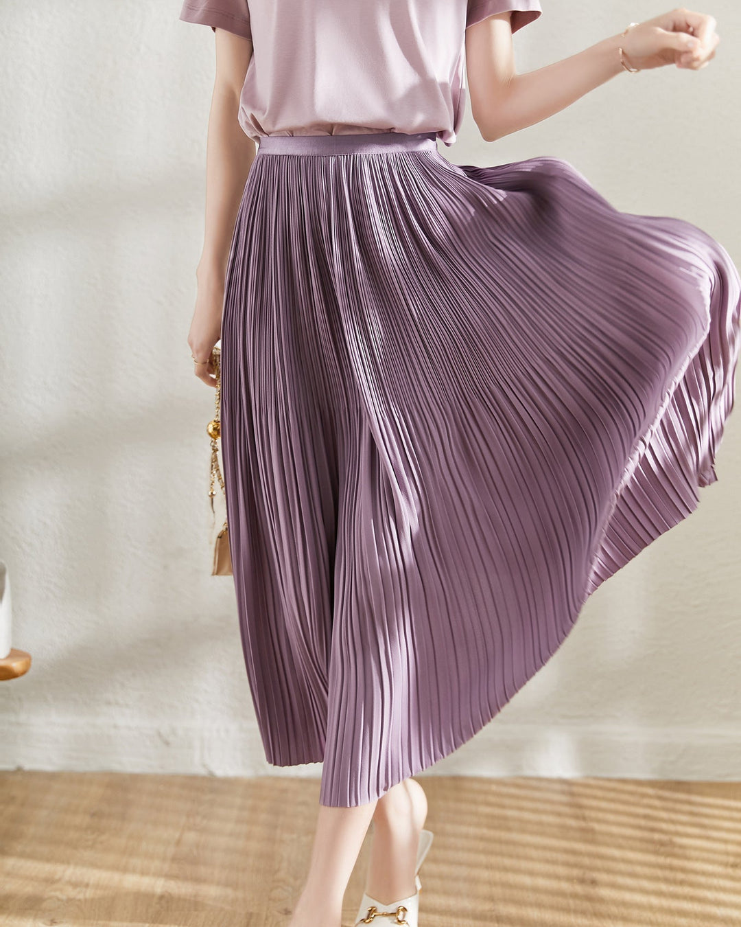 Gonna midi donna a pieghe, ideale per outfit primaverili ed autunnali, casual o eleganti.