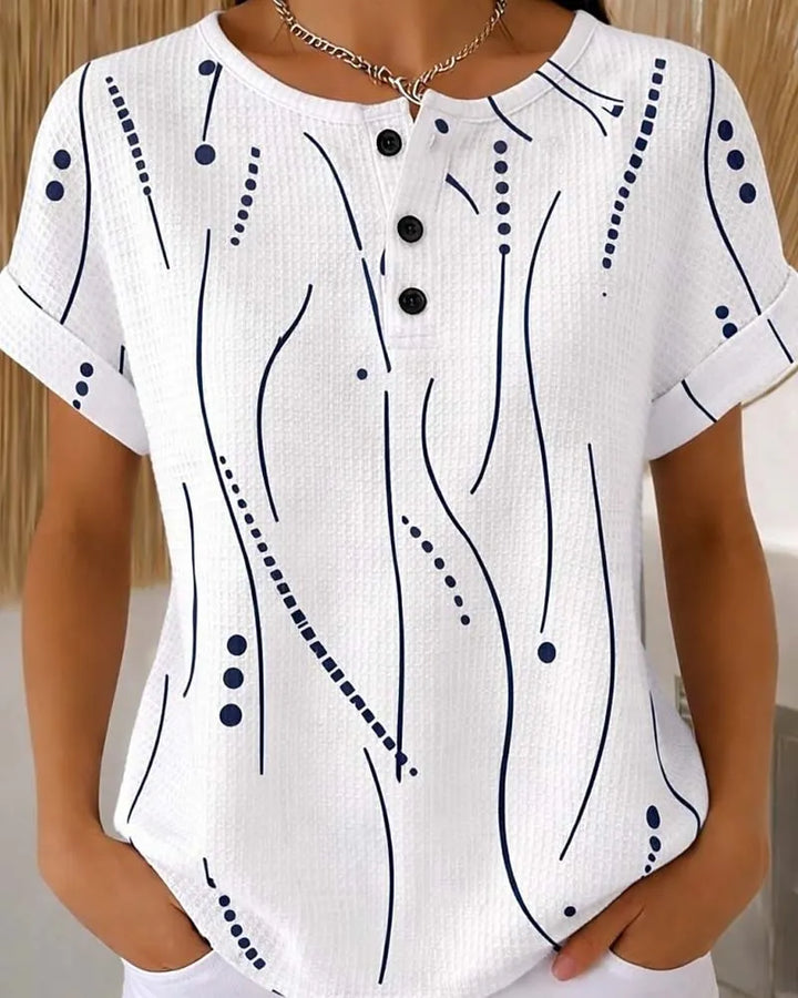 T-shirt donna nera casual con stampa grafica e bottoni. Abbigliamento versatile primavera estate per ogni outfit.