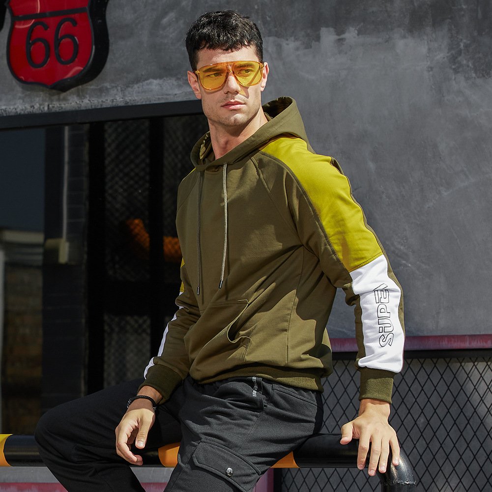 Felpa maschile con cappuccio, stampa moderna a contrasto. Abbigliamento casual confortevole, perfetta per moda streetwear.