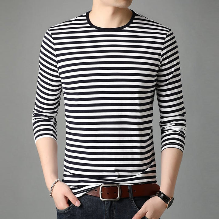 Maglia a maniche lunghe da uomo a righe con scollo tondo. Perfetta per un look casual e versatile quotidiano.