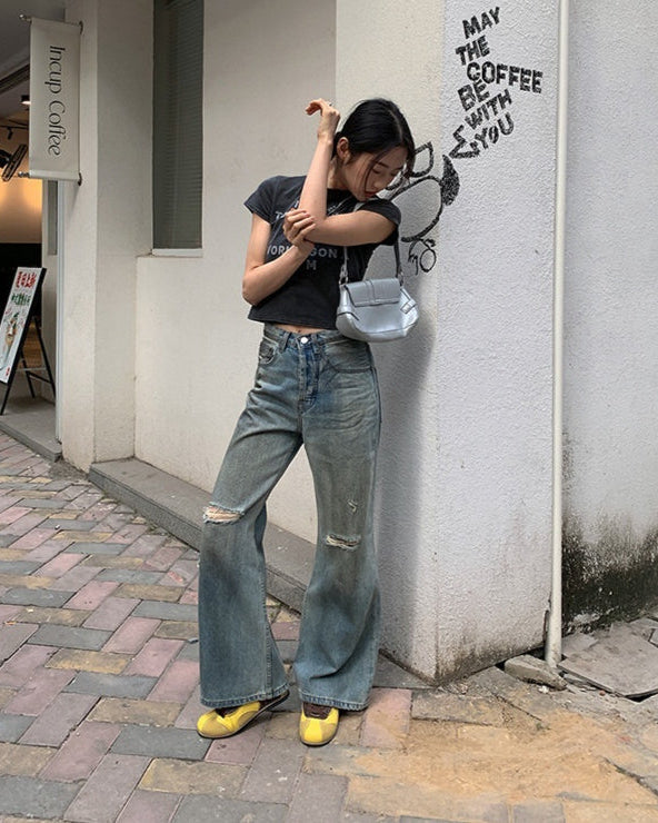Pantaloni jeans strappati donna, gamba dritta. Blu chiaro, stile retrò casual con effetto slanciante. Moda comoda.