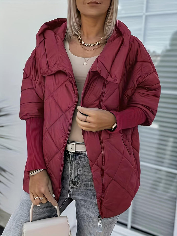 Abbigliamento inverno donna: giacca puffer patchwork, calda con cappuccio e zip. Ideale per il freddo.