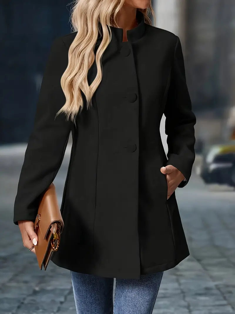 Cappotto invernale donna grigio, collo alto e bottoni. Abbigliamento chic ed elegante.
