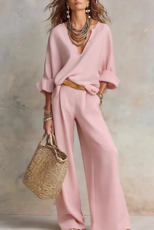 Moda femminile: completo fluido con scollo a V e pantaloni larghi, un set due pezzi elegante e comodo.