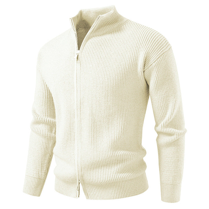 Cardigan uomo slim fit con cerniera, design moderno per la primavera. Abbigliamento maschile attuale e stiloso.