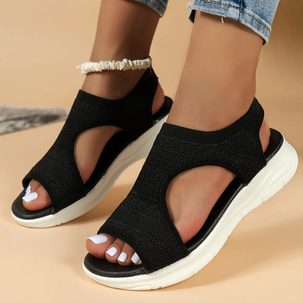 Sandali donna pratici con plantare ortopedico, offrono supporto e comfort per lunghe passeggiate estive.