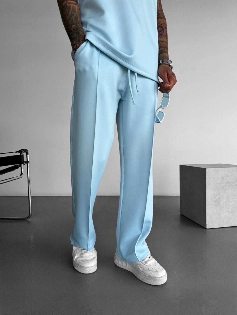 Completo uomo per estate, con top senza maniche fresco e pantaloni sartoriali confortevoli.