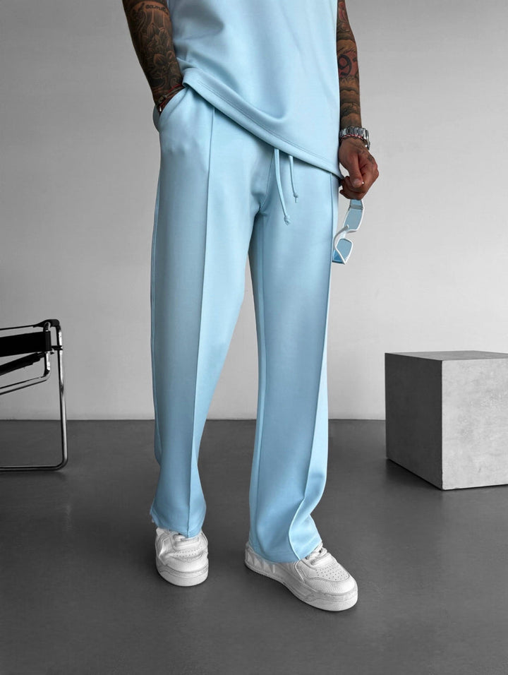 Completo uomo per estate, con top senza maniche fresco e pantaloni sartoriali confortevoli.