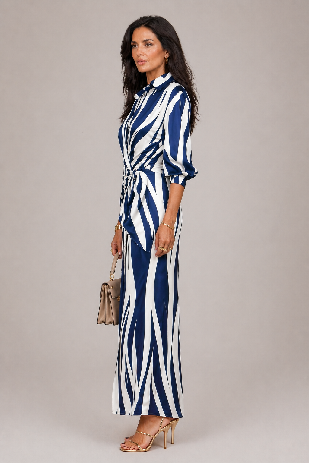 Modella indossa abito lungo estivo donna fluido con scollo a V, ideale per un look elegante e rilassato in vacanza.