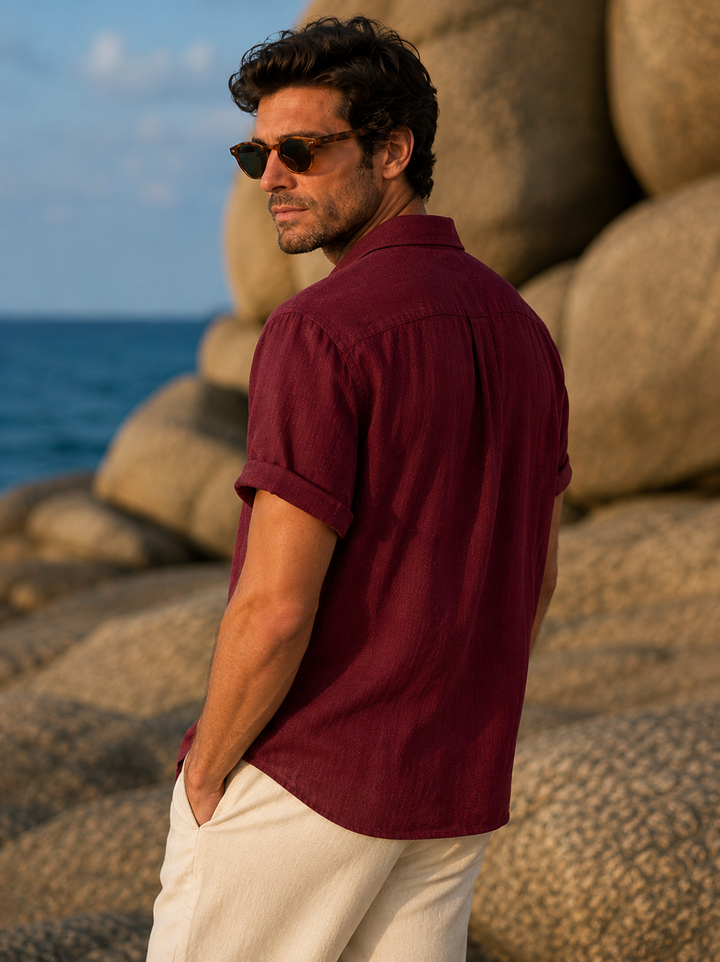 Camicia da uomo estiva in rosso borgogna, versatile per outfit eleganti, casual o da vacanza alla moda.