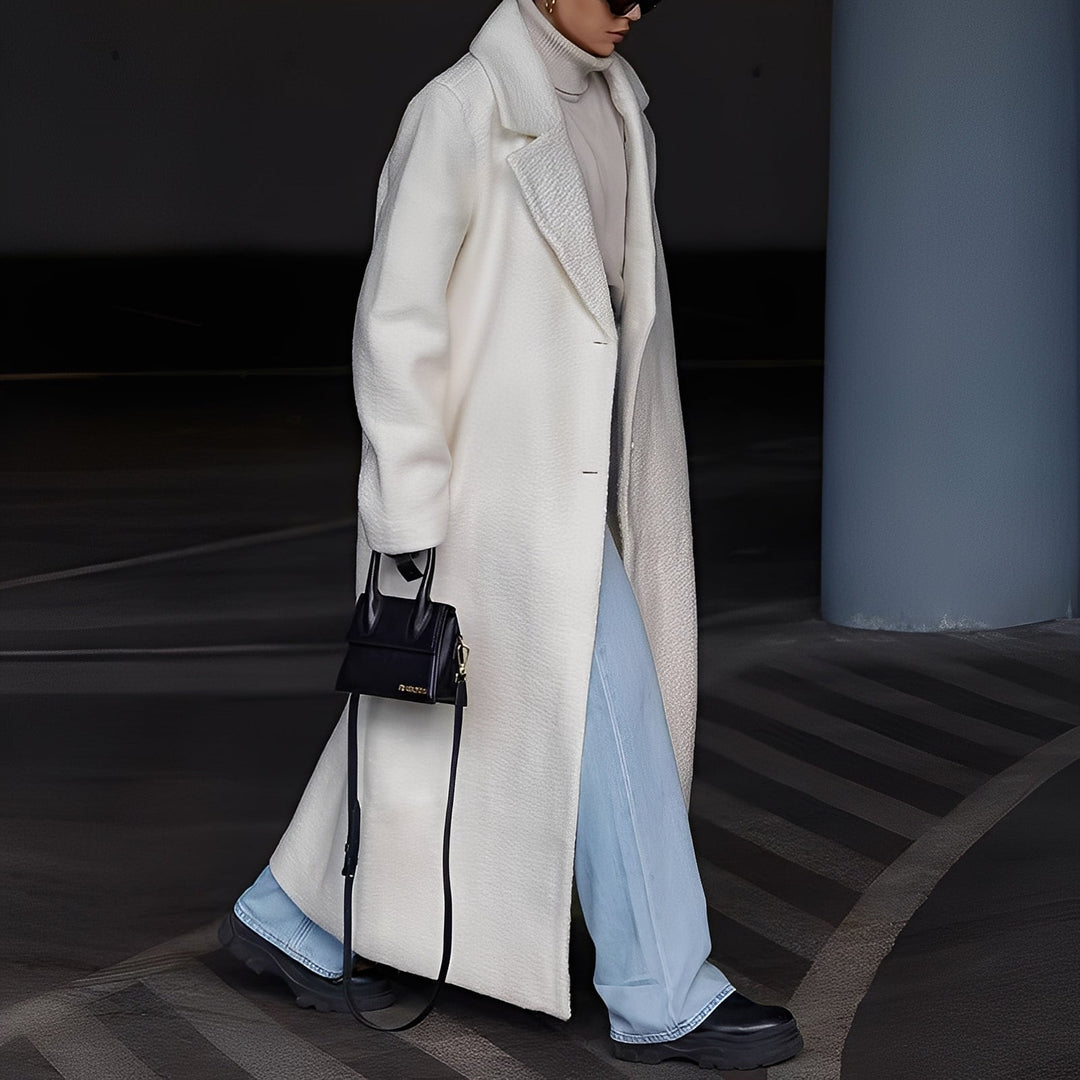 Elegante cappotto lungo oversize da donna con bottone singolo, ideale per un look raffinato e moda invernale.