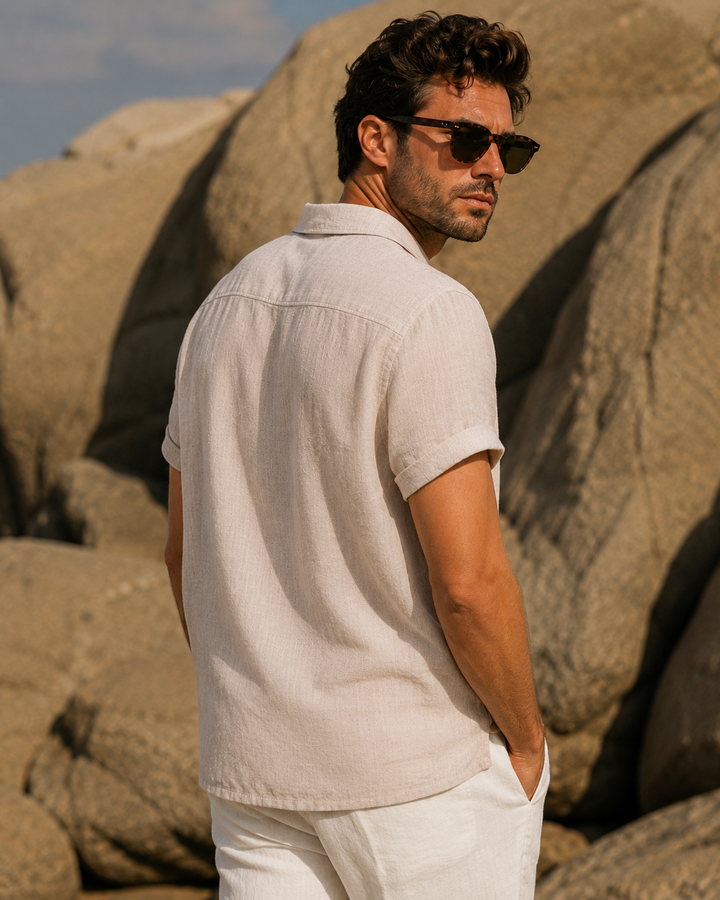 Camicia estiva uomo beige naturale, comoda e traspirante, per un'estate fresca e rilassata.