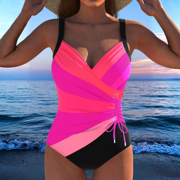 Elegante costume intero donna, design incrociato per un tocco sofisticato in spiaggia o piscina.