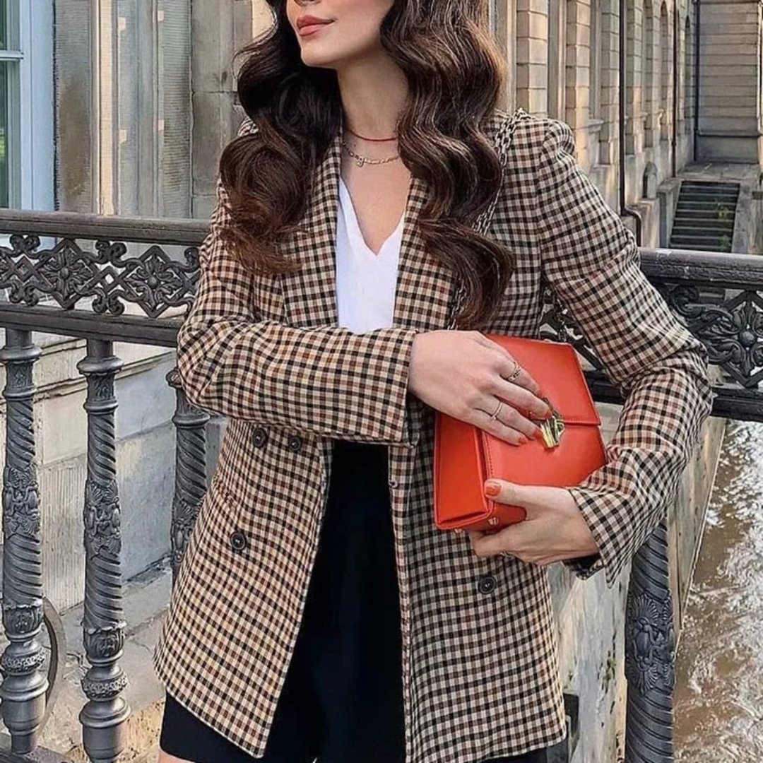 Blazer femminile versatile, capo essenziale con maniche lunghe per look eleganti e professionali.