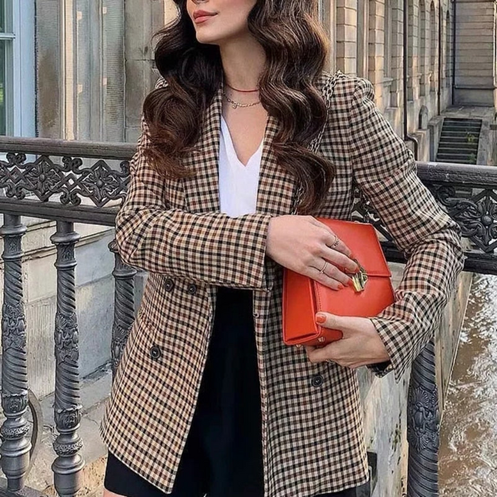 Blazer femminile versatile, capo essenziale con maniche lunghe per look eleganti e professionali.