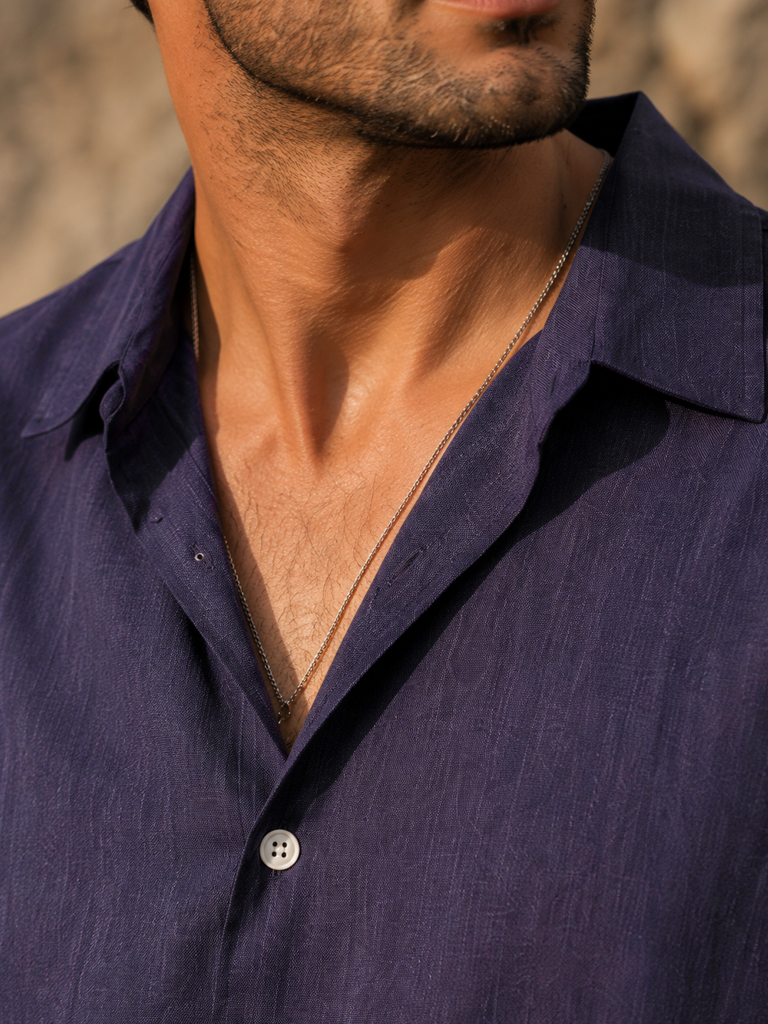Camicia uomo estiva viola, maniche corte, in tessuto leggero. Perfetta per il caldo, look casual ed elegante.
