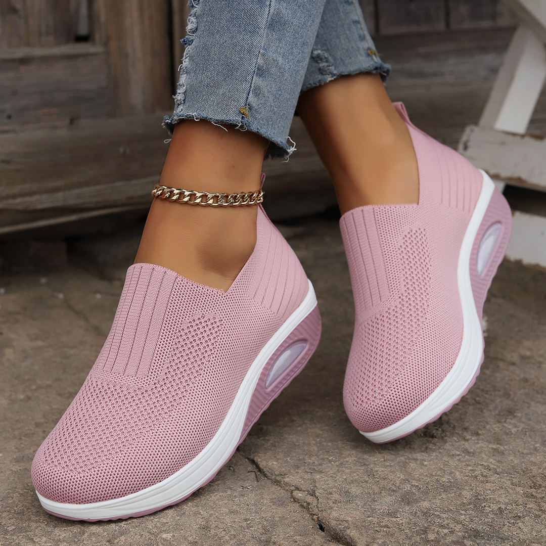 Scarpe ortopediche slip-on da donna, leggere e traspiranti, per comfort e benessere del piede quotidiano.
