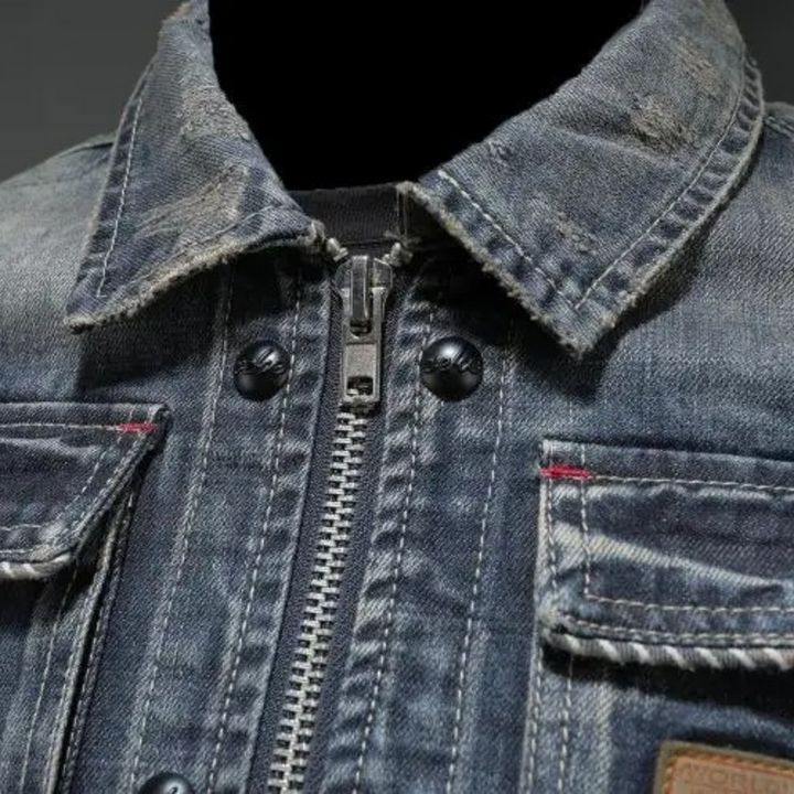 Giacca di jeans classica uomo, capo iconico per un look streetwear o casual. Ideale per primavera e autunno, stile senza tempo.