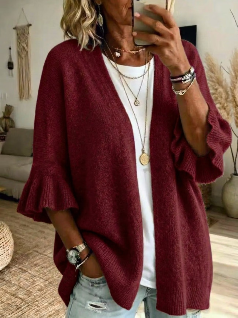 Cardigan donna aperto elegante indossato, con maniche a volant. Perfetto per outfit casual chic primavera/autunno.
