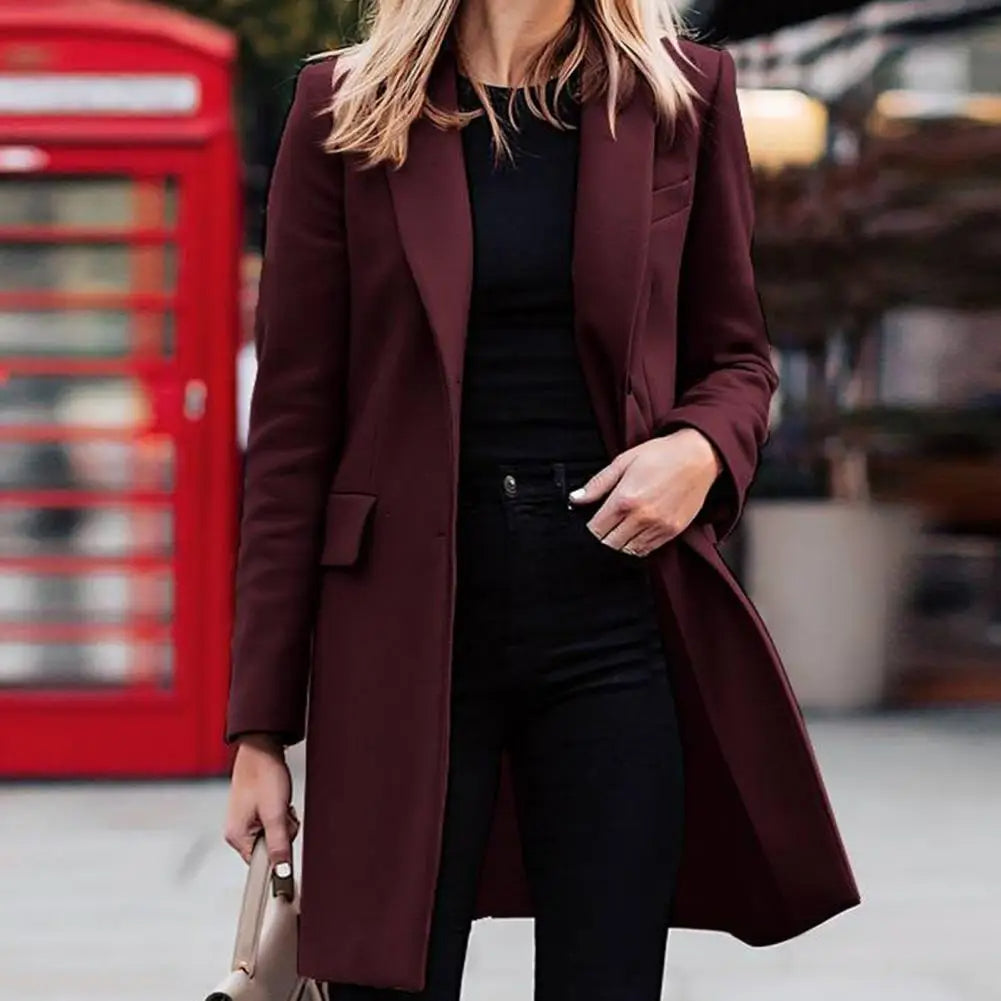 Cappotto lungo donna con revers, tasche con patta e silhouette sfiancata, un capo di moda elegante.