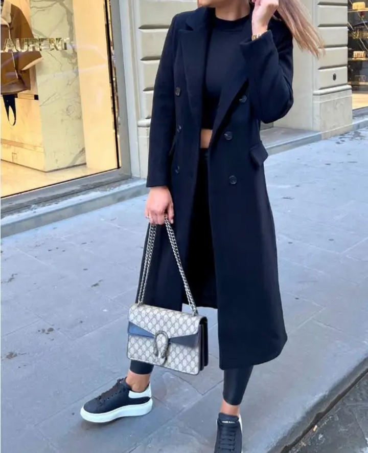 Abbigliamento elegante donna: trench lungo aderente, un must-have.