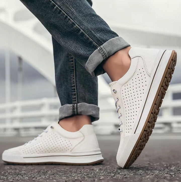 Coppia di sneakers unisex bianche e nere, adatte a tutte le stagioni, con un'estetica moderna e pulita.