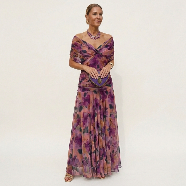 Abito da cerimonia donna, lungo ed elegante, con delicato scollo drappeggiato, vestibilità regolare.