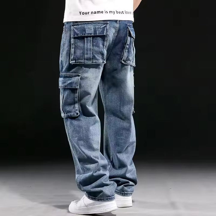 Jeans cargo uomo larghi per comfort e stile quotidiano. Denim versatile con tasche utility, ideale per outfit casual e streetwear.