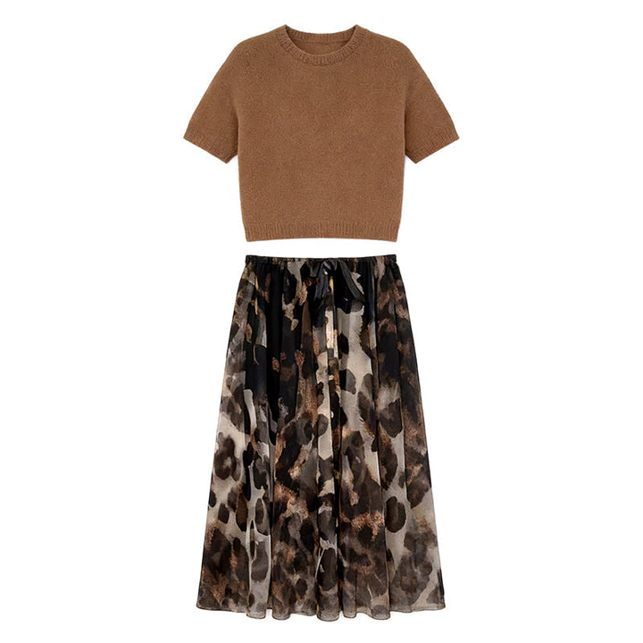 Primo piano sulla stampa leopardata della gonna midi, parte del completo due pezzi donna casual, con pattern classico.