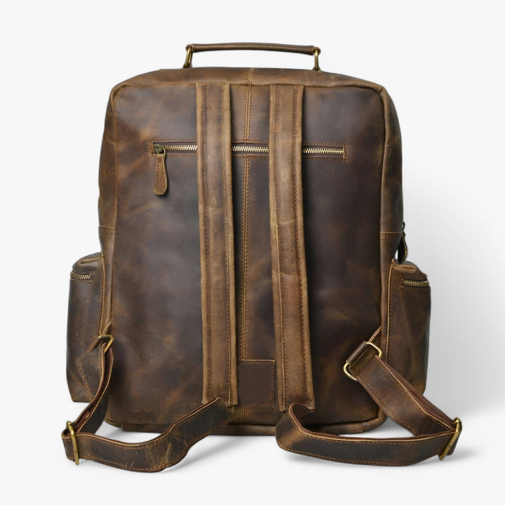 Zaino marrone unisex con tasca frontale e laterali, essenziale per viaggi e accessori quotidiani.