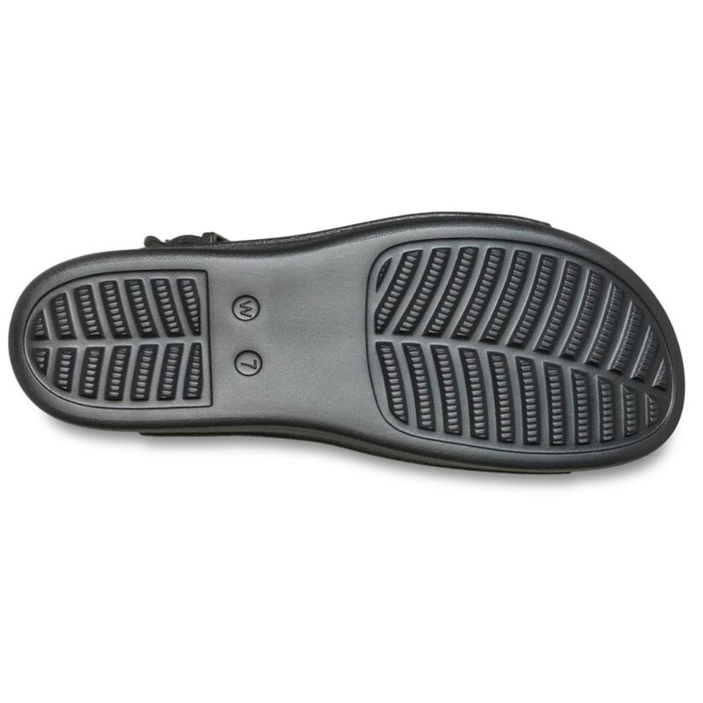 Donna indossa sandali slingback con plateau e zeppa, calzature estive versatili per la moda casual.