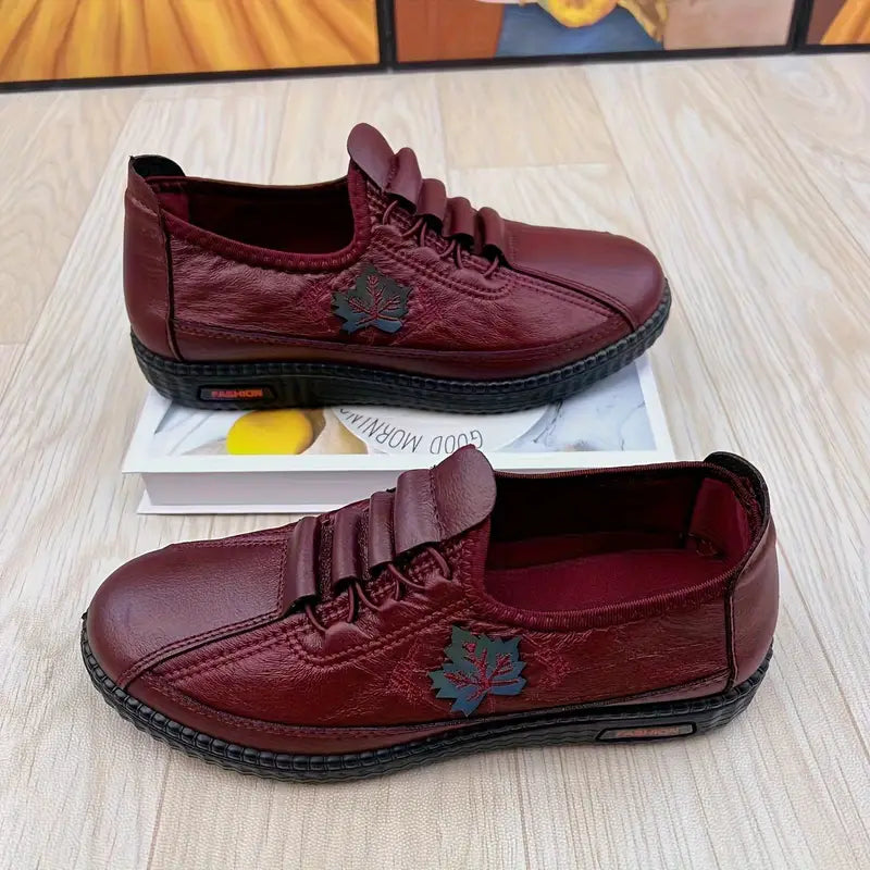Sneakers Nira da donna indossate, dimostrando la praticità slip-on e lo stile versatile per ogni giorno.