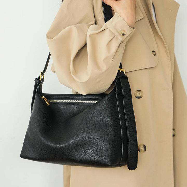 Borsa a tracolla donna marrone, accessorio elegante e pratico per il quotidiano, in materiale sintetico.