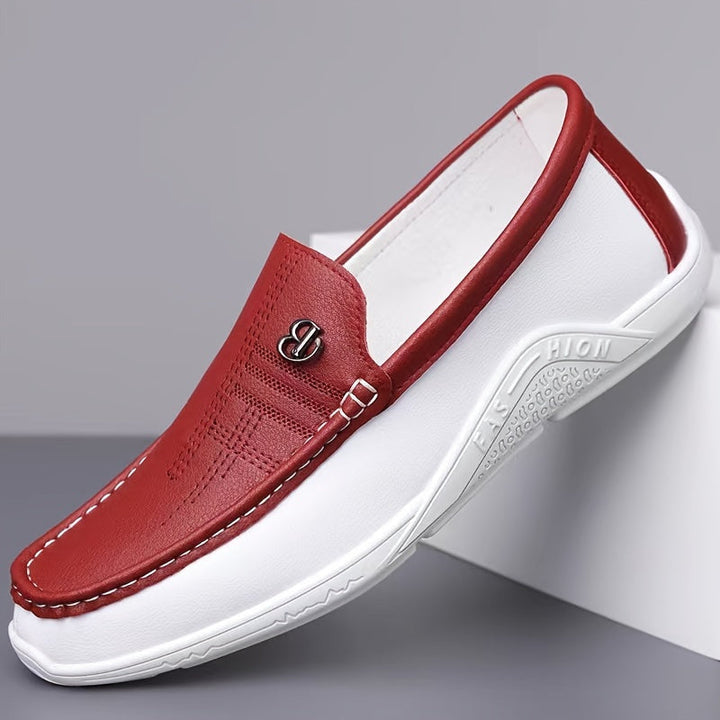 Mocassini uomo blu slip-on casual eleganti. Scarpe leggere con dettaglio metallo, ideali per la moda maschile.